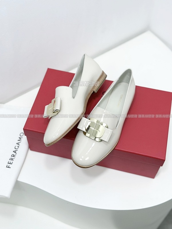 페라가모 뉴바라 플레이트 로퍼 Weixin Image_202412152138581메종샤르망.jpg