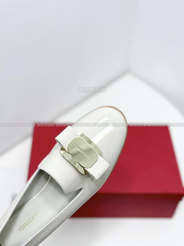 페라가모 뉴바라 플레이트 로퍼 Weixin Image_202412152138571메종샤르망.jpg