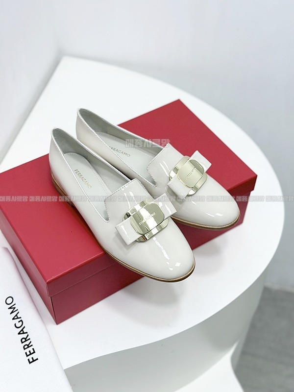 페라가모 뉴바라 플레이트 로퍼 Weixin Image_202412152138582메종샤르망.jpg