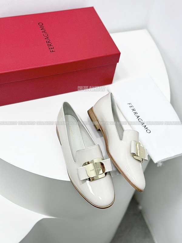 페라가모 뉴바라 플레이트 로퍼 Weixin Image_202412152138591메종샤르망.jpg