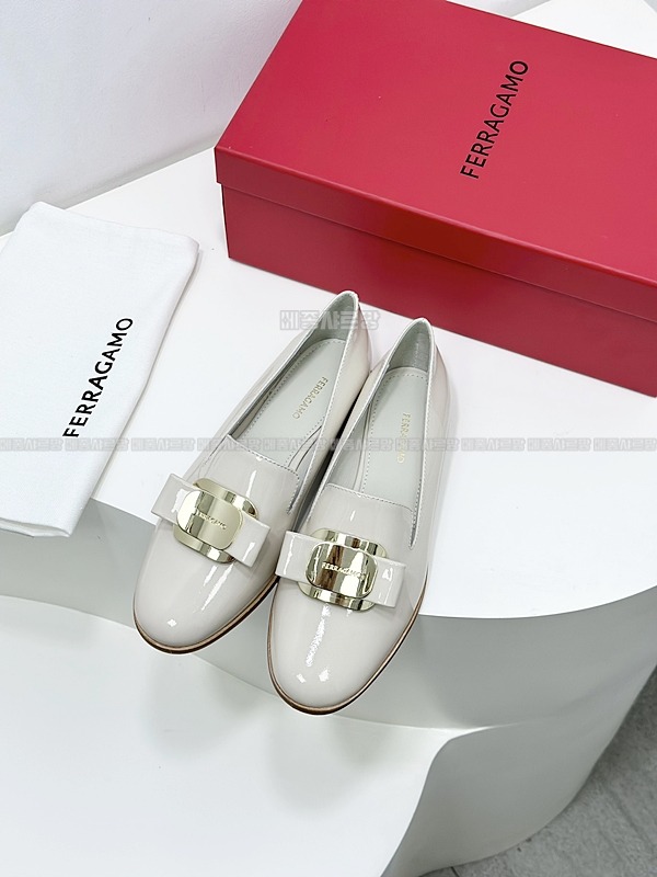 페라가모 뉴바라 플레이트 로퍼 Weixin Image_202412152138583메종샤르망.jpg