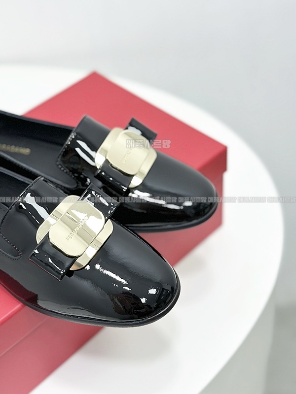 페라가모 뉴바라 플레이트 로퍼 Weixin Image_20241215213859메종샤르망.jpg