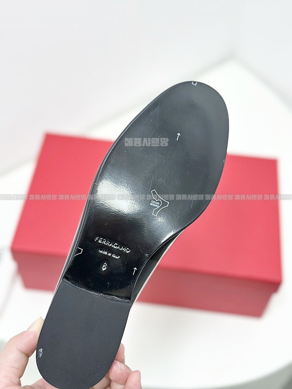 페라가모 뉴바라 플레이트 로퍼 Weixin Image_202412152138591메종샤르망.jpg