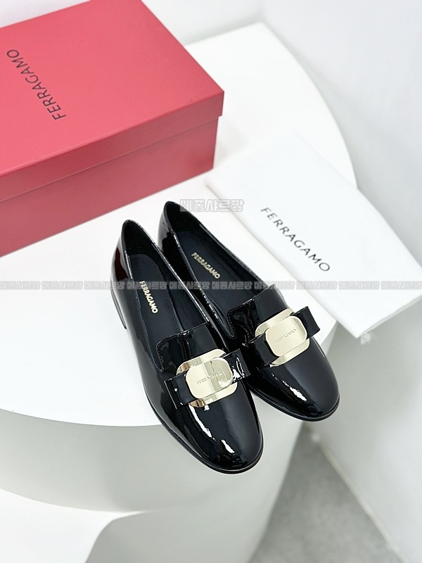 페라가모 뉴바라 플레이트 로퍼 Weixin Image_20241215213901메종샤르망.jpg