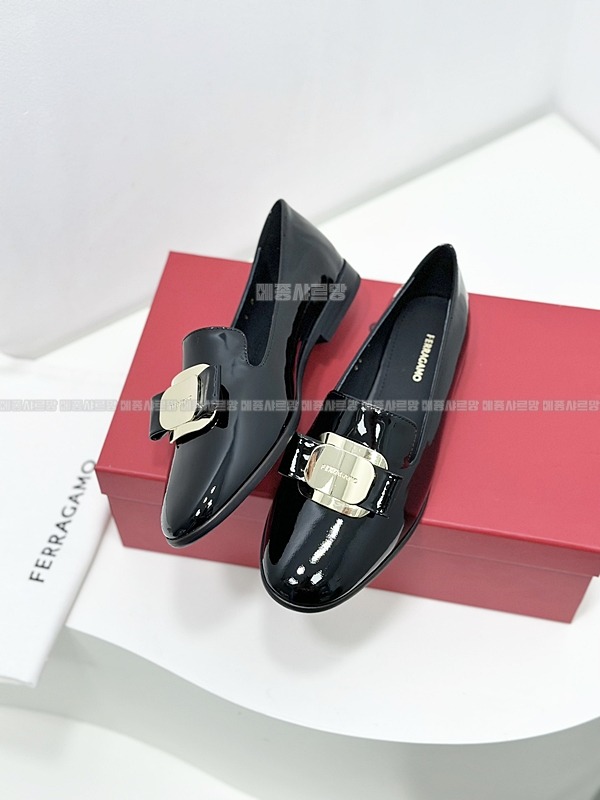 페라가모 뉴바라 플레이트 로퍼 Weixin Image_202412152139001메종샤르망.jpg