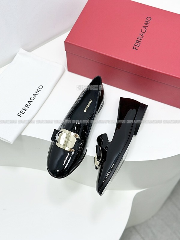 페라가모 뉴바라 플레이트 로퍼 Weixin Image_202412152139004메종샤르망.jpg