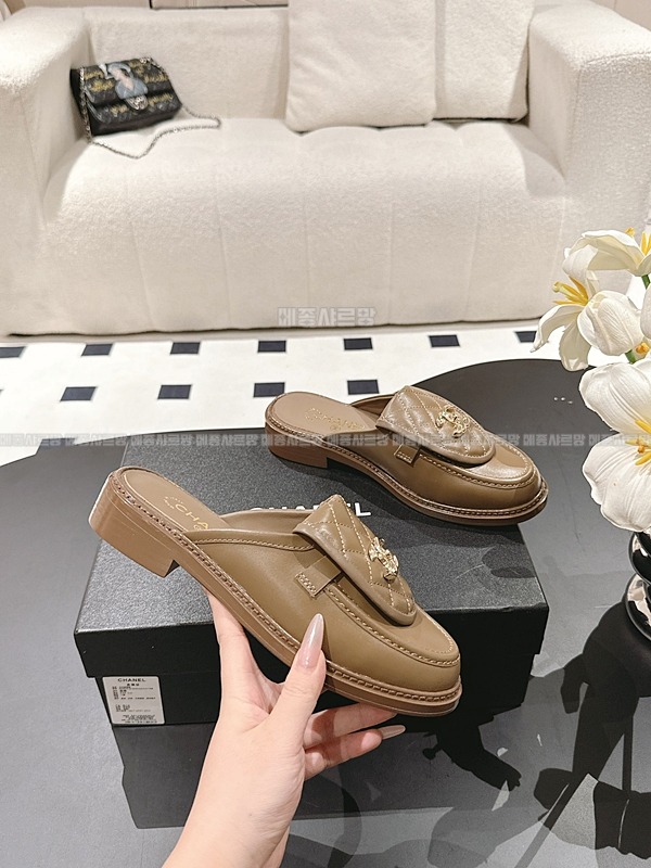 샤넬 25C CC로고 턴락 퀼팅 뮬 블로퍼Weixin Image_20241219224614메종샤르망.jpg