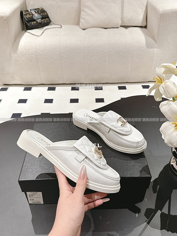 샤넬 25C CC로고 턴락 퀼팅 뮬 블로퍼Weixin Image_20241219224619메종샤르망.jpg