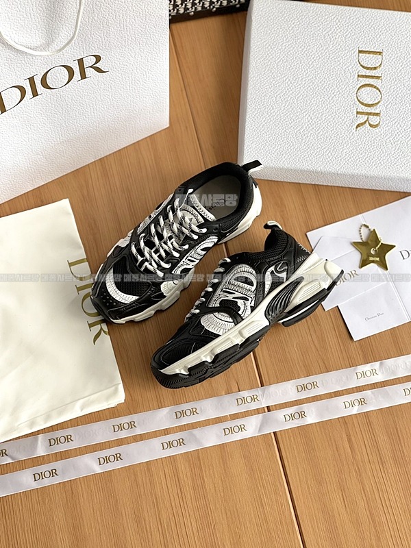 디올 크로노 스니커즈Weixin Image_20241226215252메종샤르망.jpg