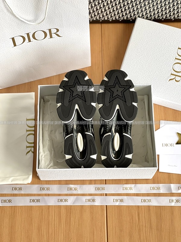 디올 크로노 스니커즈Weixin Image_202412262152522메종샤르망.jpg