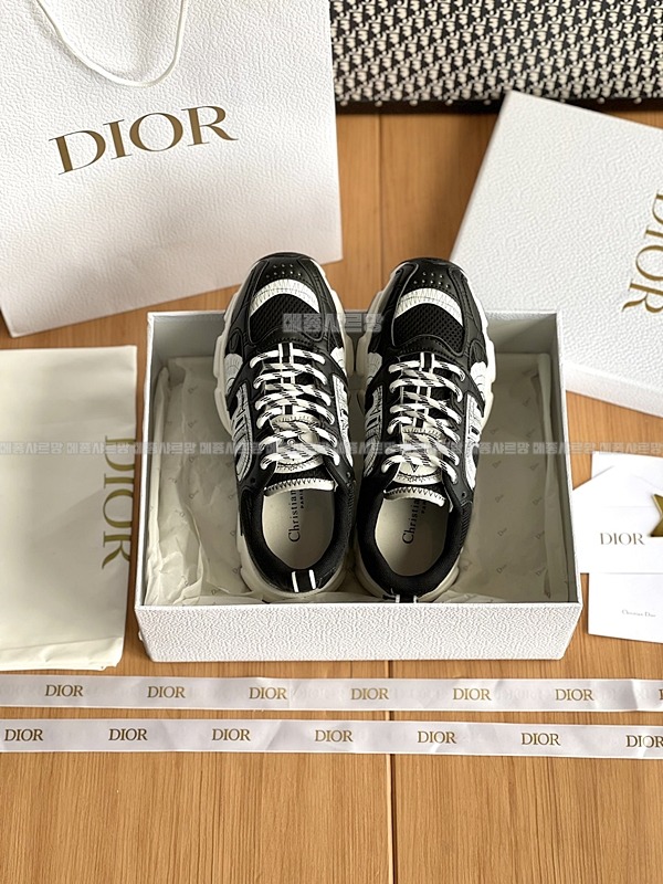 디올 크로노 스니커즈Weixin Image_202412262152532메종샤르망.jpg