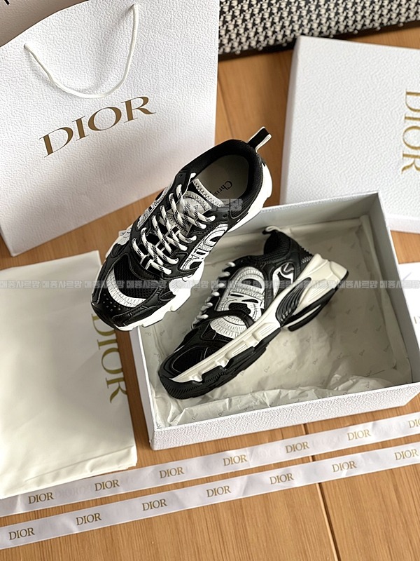 디올 크로노 스니커즈Weixin Image_202412262152533메종샤르망.jpg