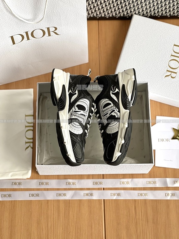 디올 크로노 스니커즈Weixin Image_202412262152534메종샤르망.jpg