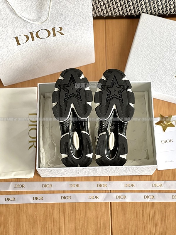 디올 크로노 스니커즈Weixin Image_202412262152441메종샤르망.jpg