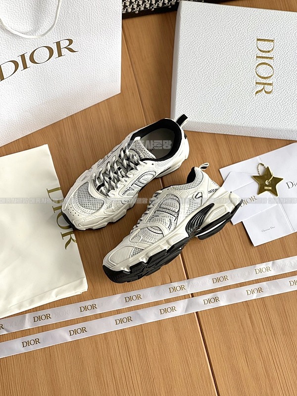 디올 크로노 스니커즈Weixin Image_202412262152453메종샤르망.jpg