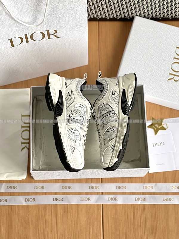 디올 크로노 스니커즈Weixin Image_202412262152452메종샤르망.jpg