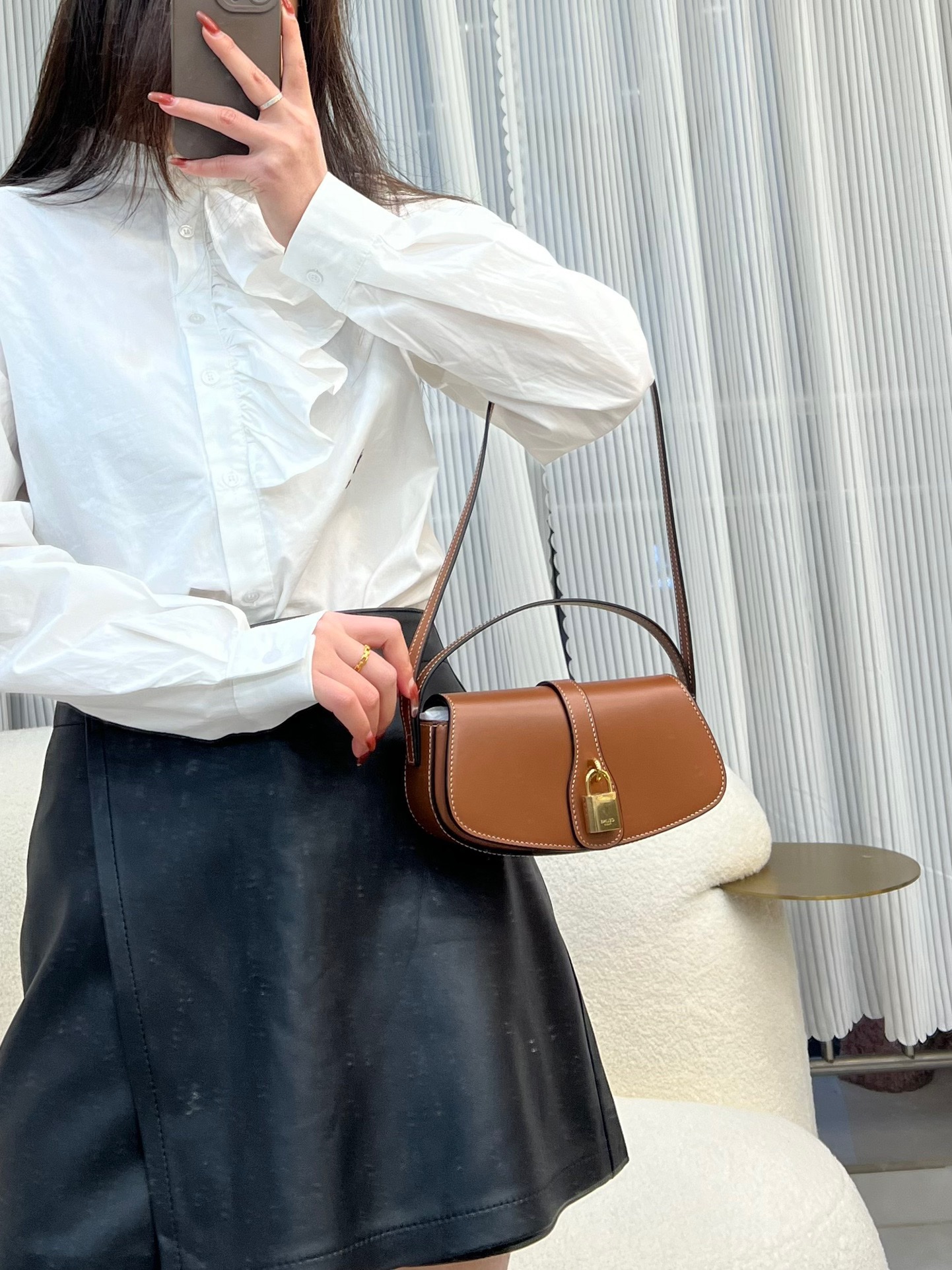 셀린느 부드러운 송아지 가죽 소재 Tabou 파우치 숄더 스트랩