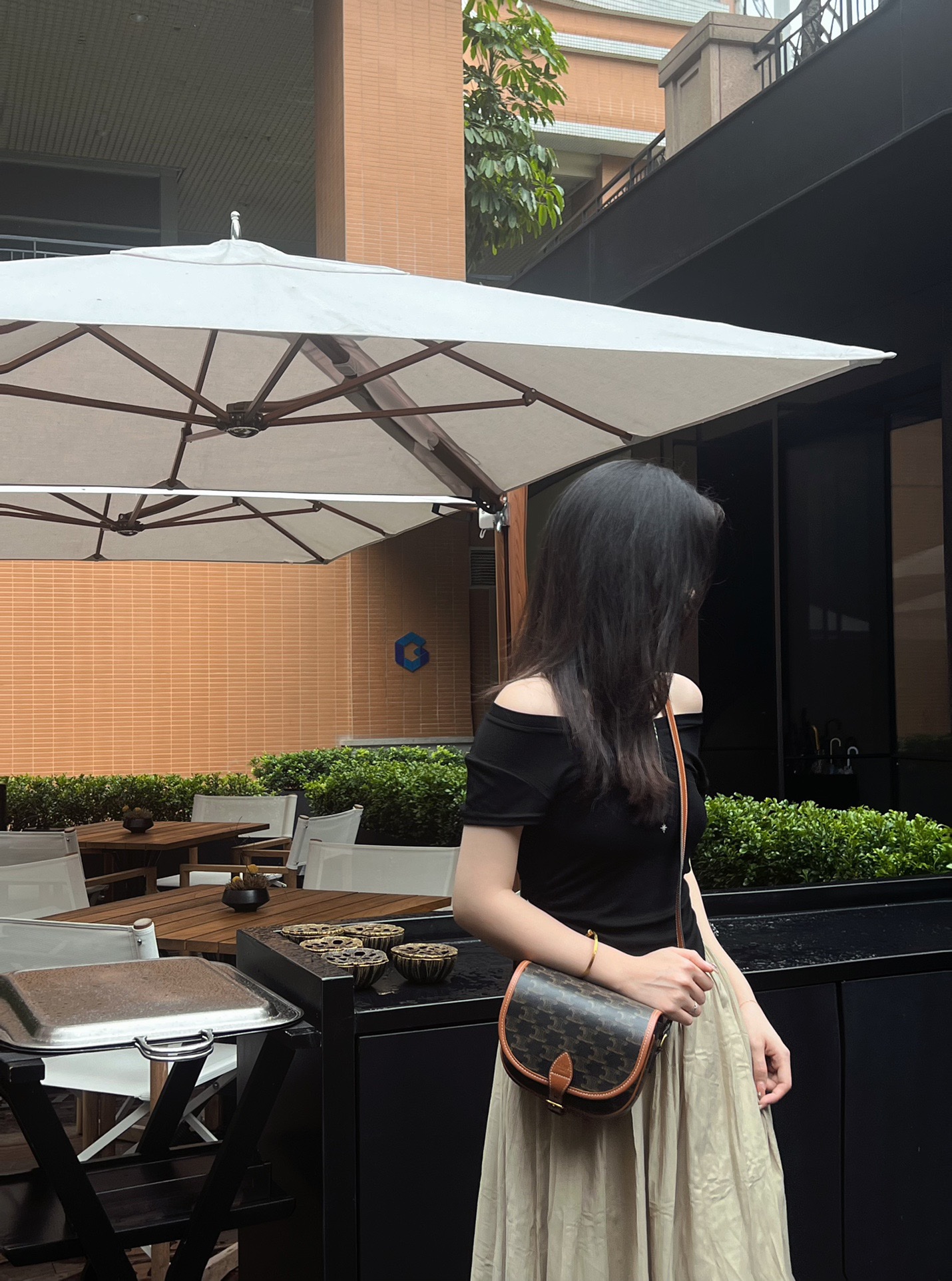 셀린느 미디움 트리오페 트라이엄프 캔버스 카프스킨 숄더백