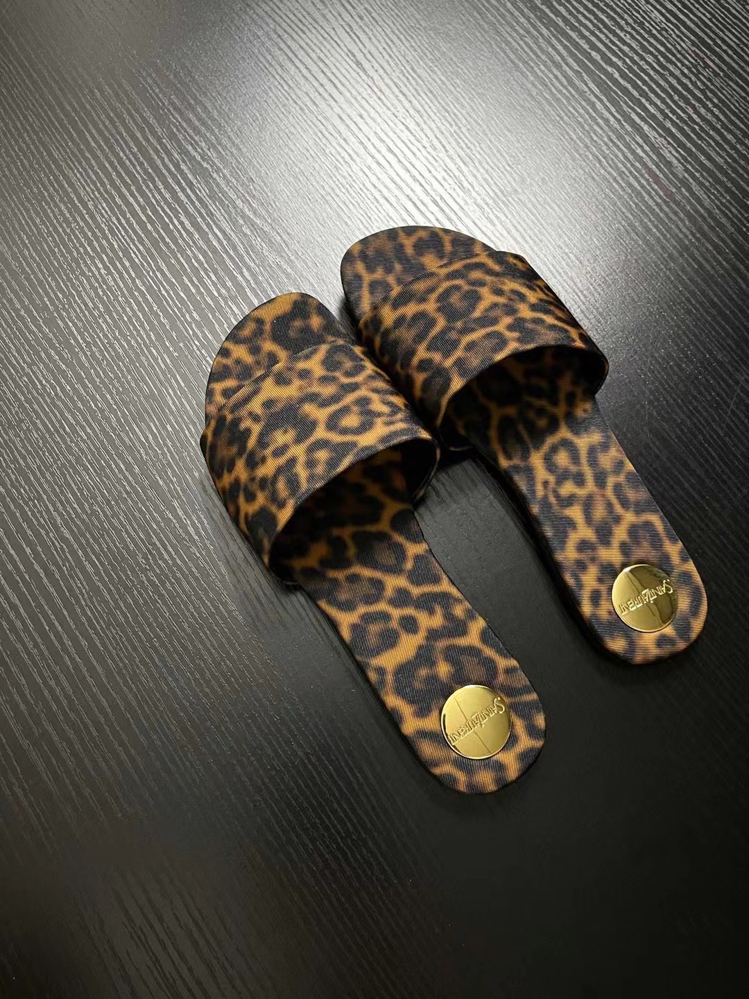 생로랑 칼라일 슬리퍼