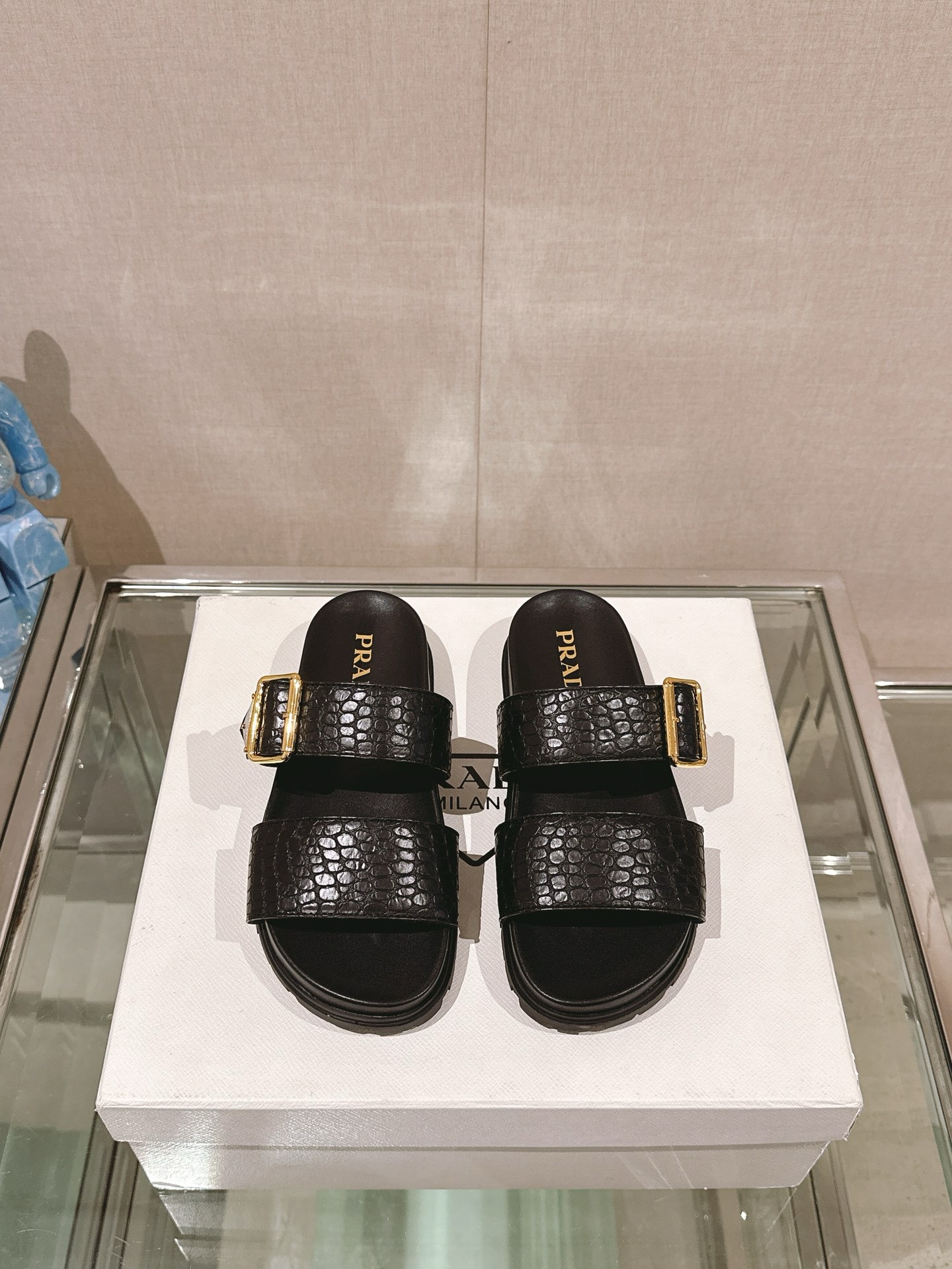 프라다 악어무늬 슬리퍼