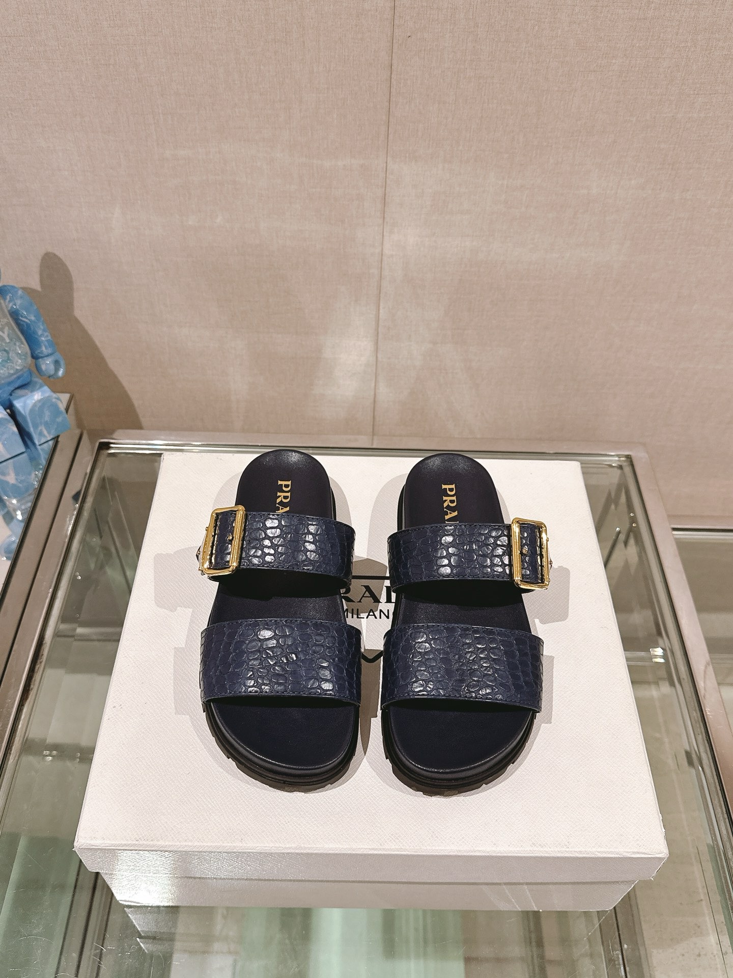 프라다 악어무늬 슬리퍼