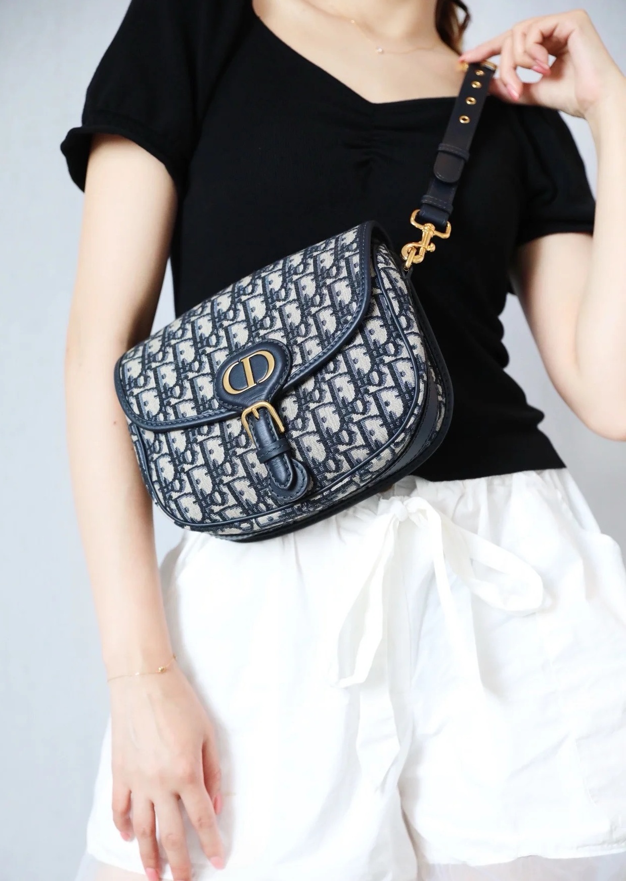 디올 바비 미디엄 백 블랙 그레인