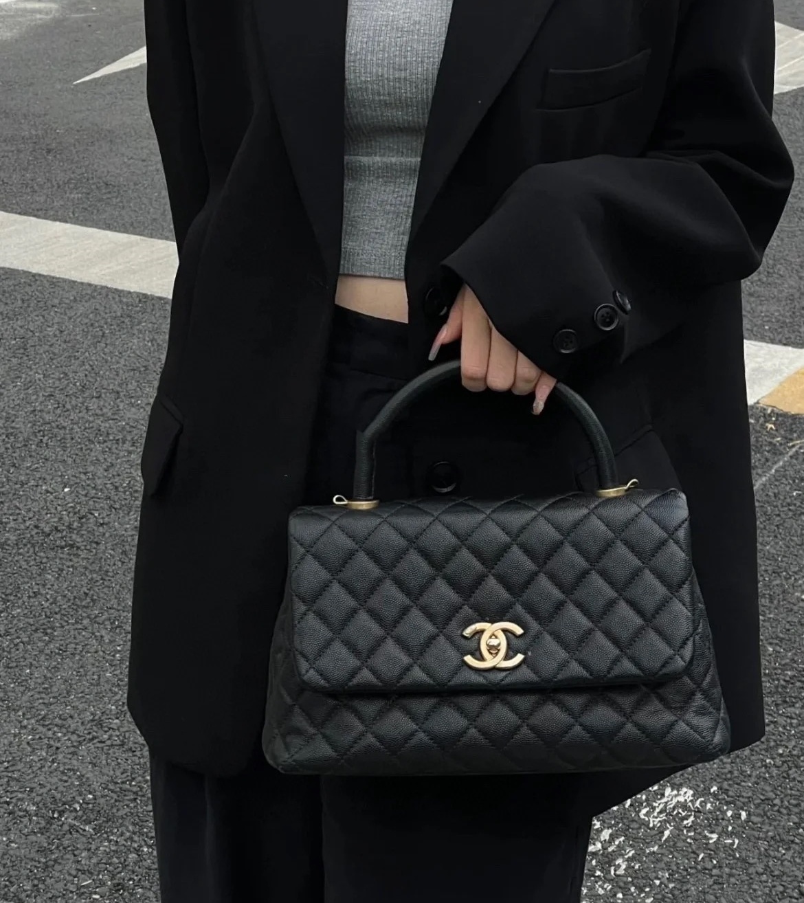 샤넬 핸들 장식의 라지 플랩 백