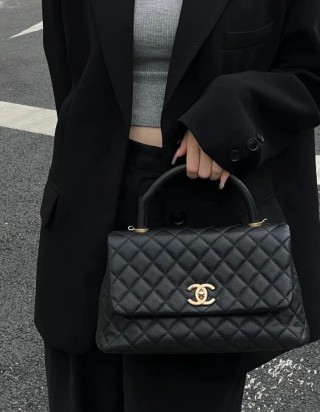 샤넬 핸들 장식의 라지 플랩 백