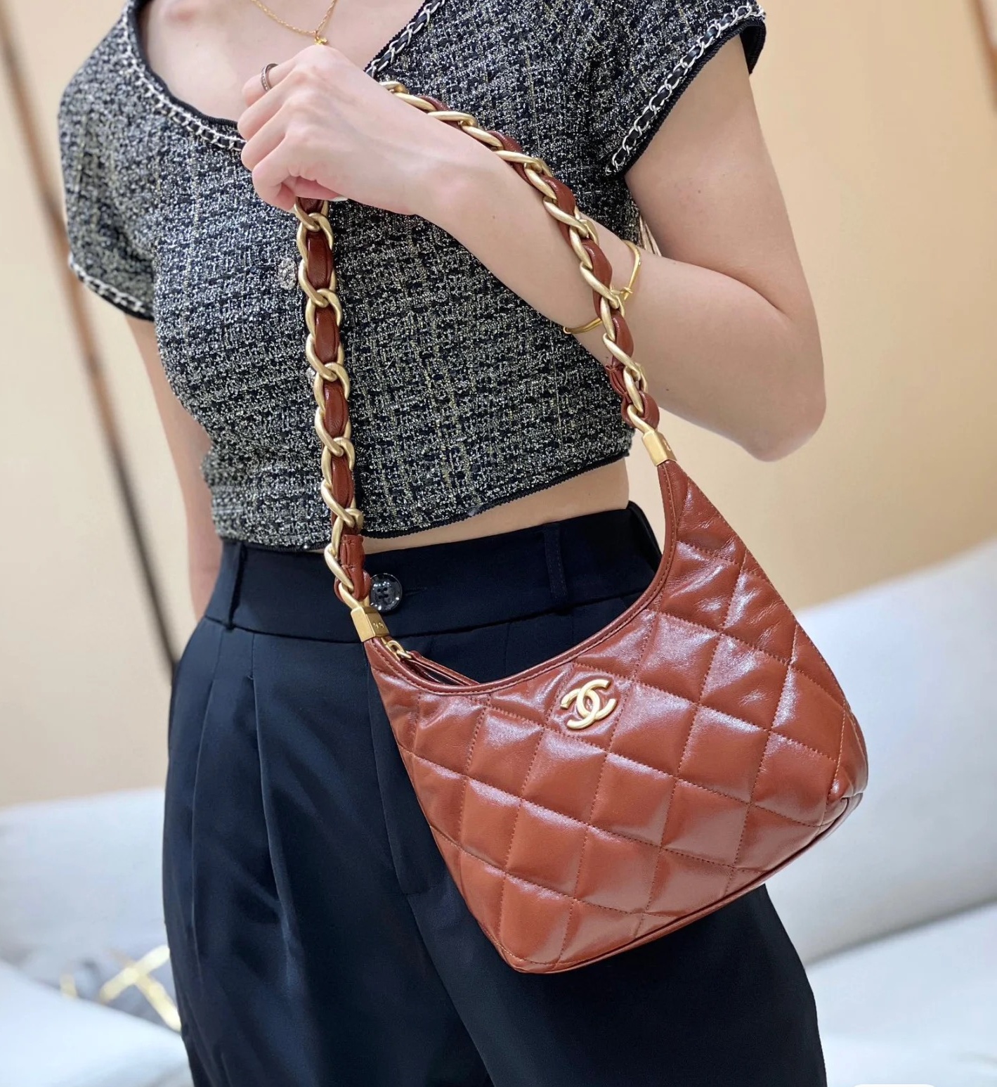 샤넬 스몰 호보백 램스킨, 골드 메탈