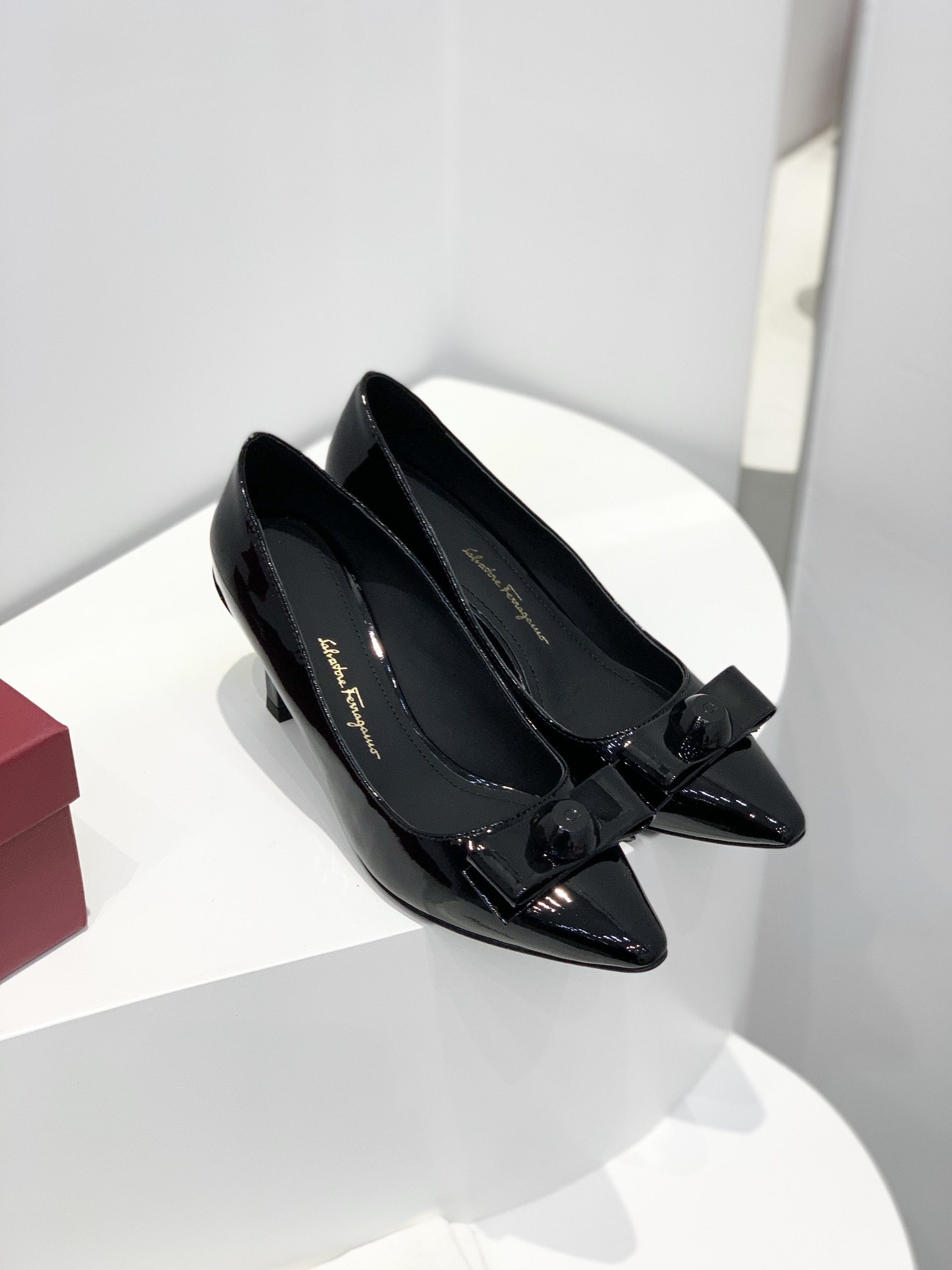 페라가모 KATRIN 바라리본 페이턴트 레더 펌프스