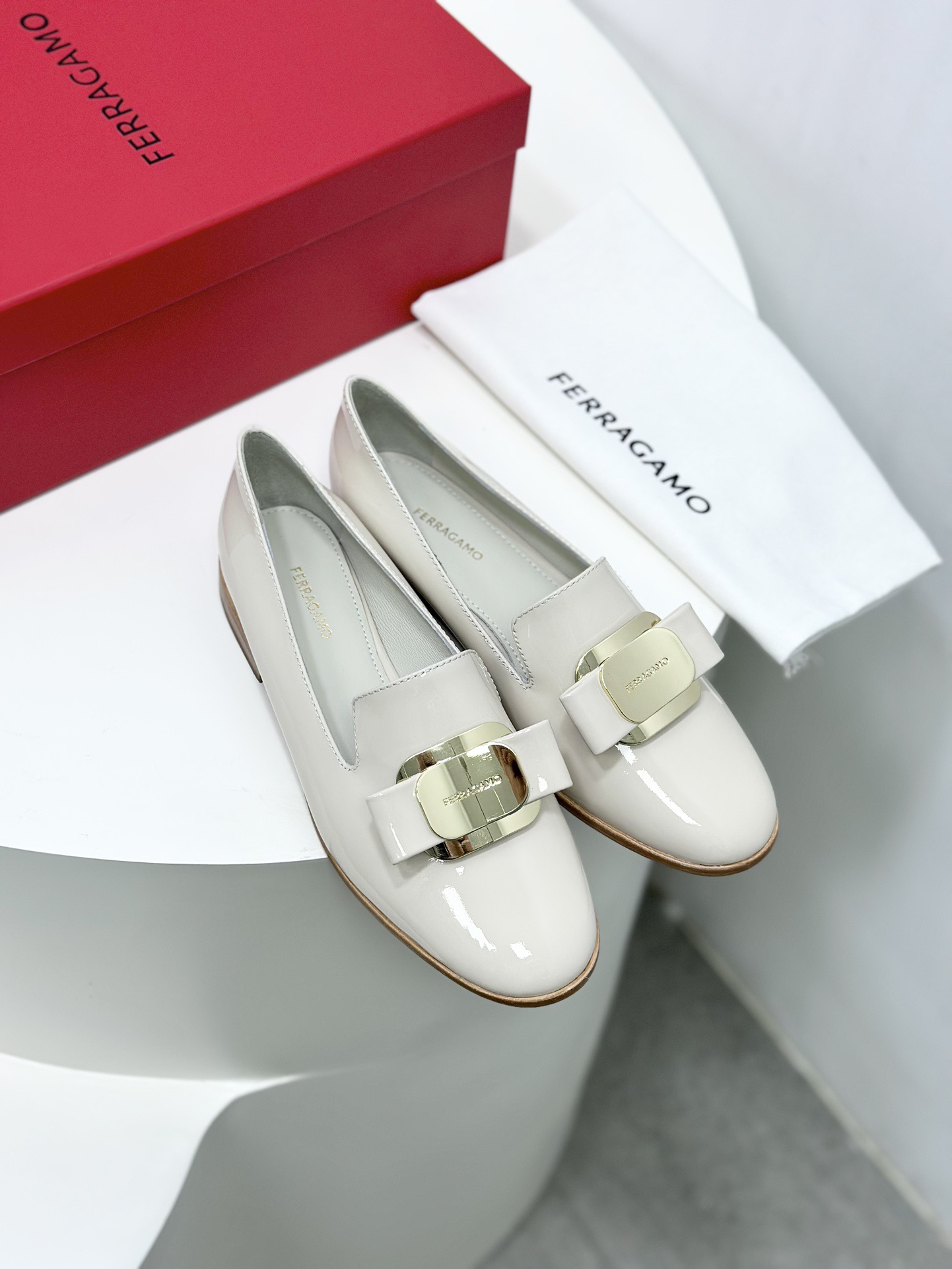 페라가모 뉴바라 플레이트 로퍼