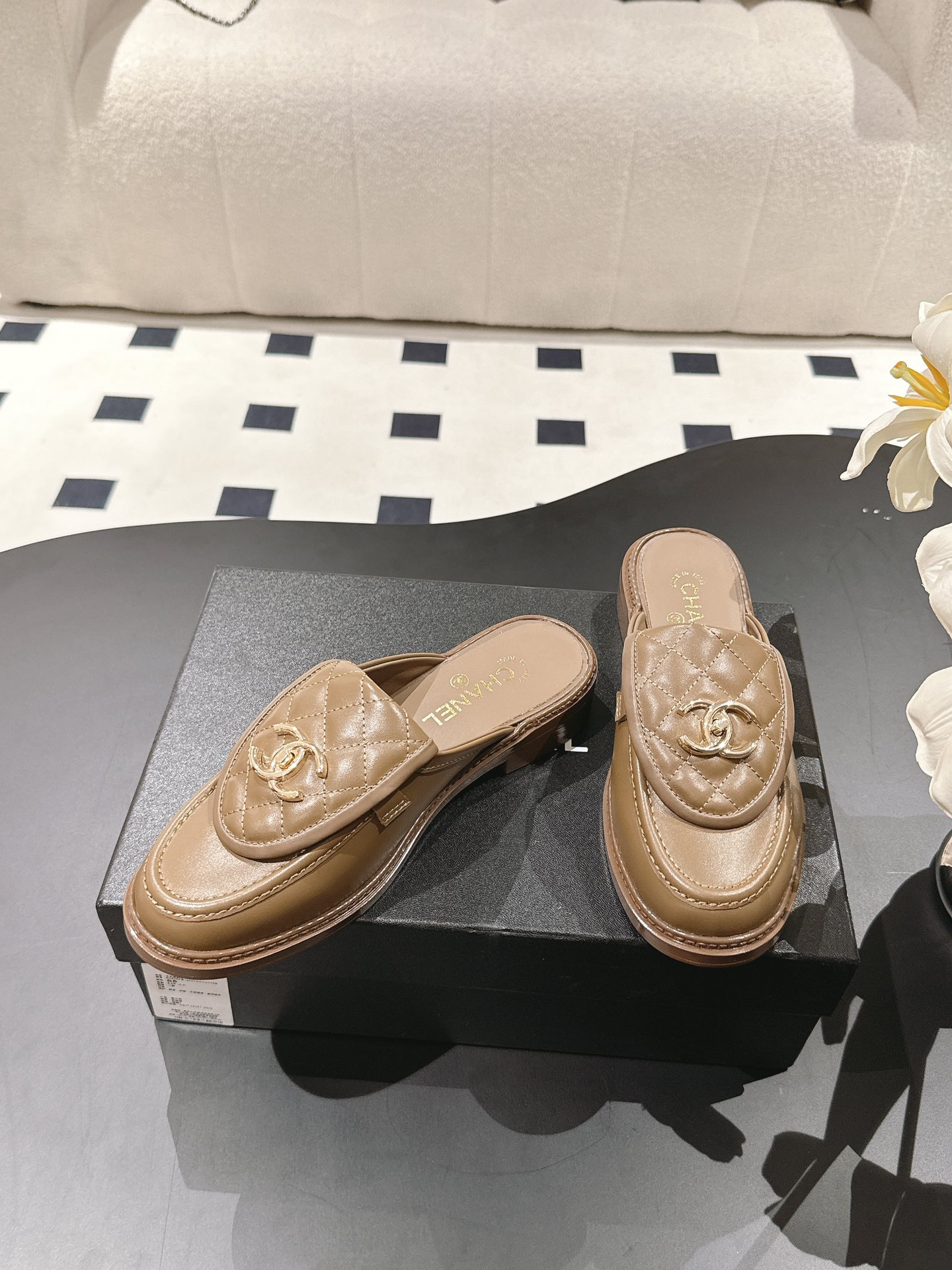 샤넬  CC로고 턴락 퀼팅 뮬 블로퍼