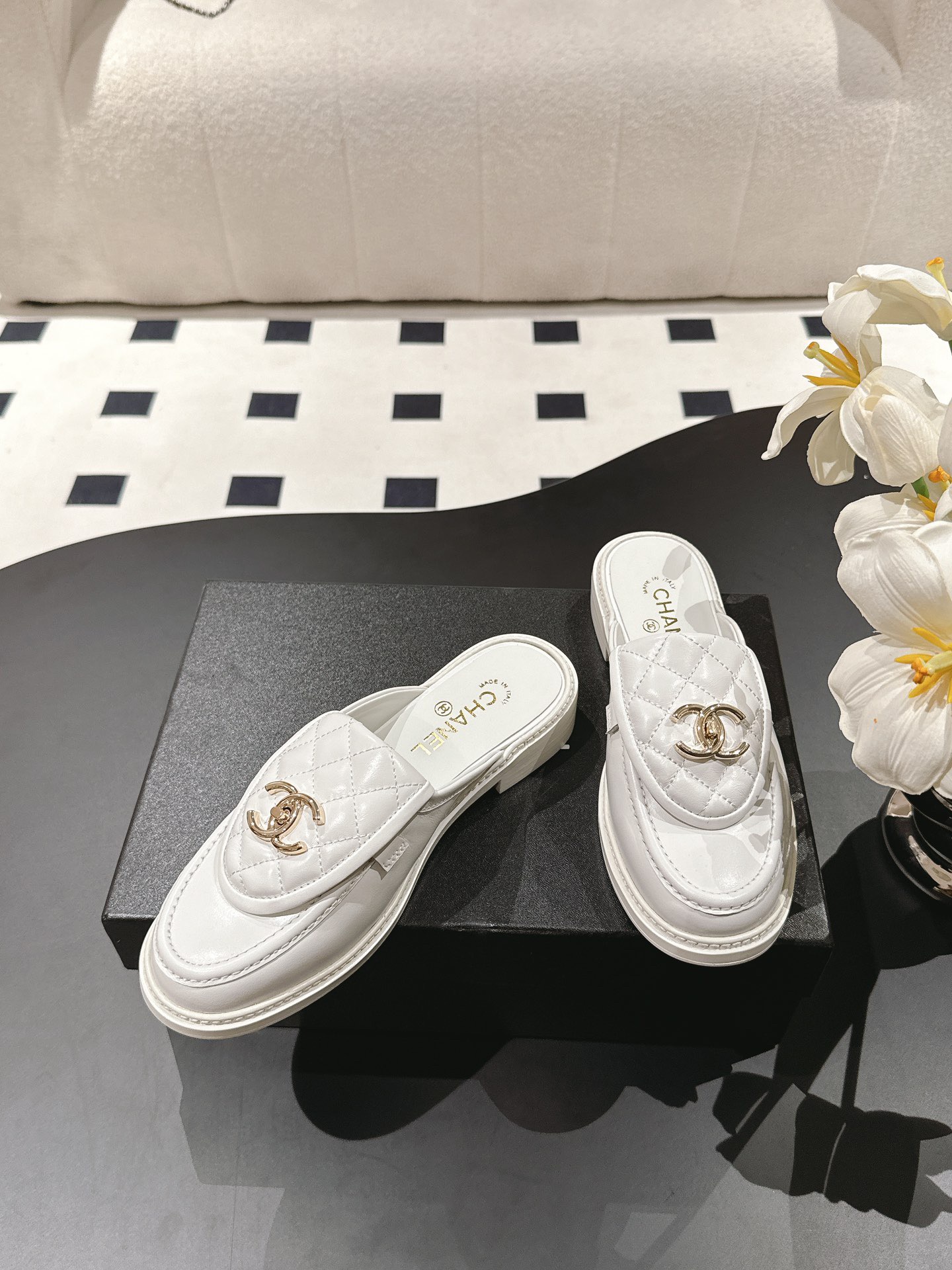 샤넬  CC로고 턴락 퀼팅 뮬 블로퍼