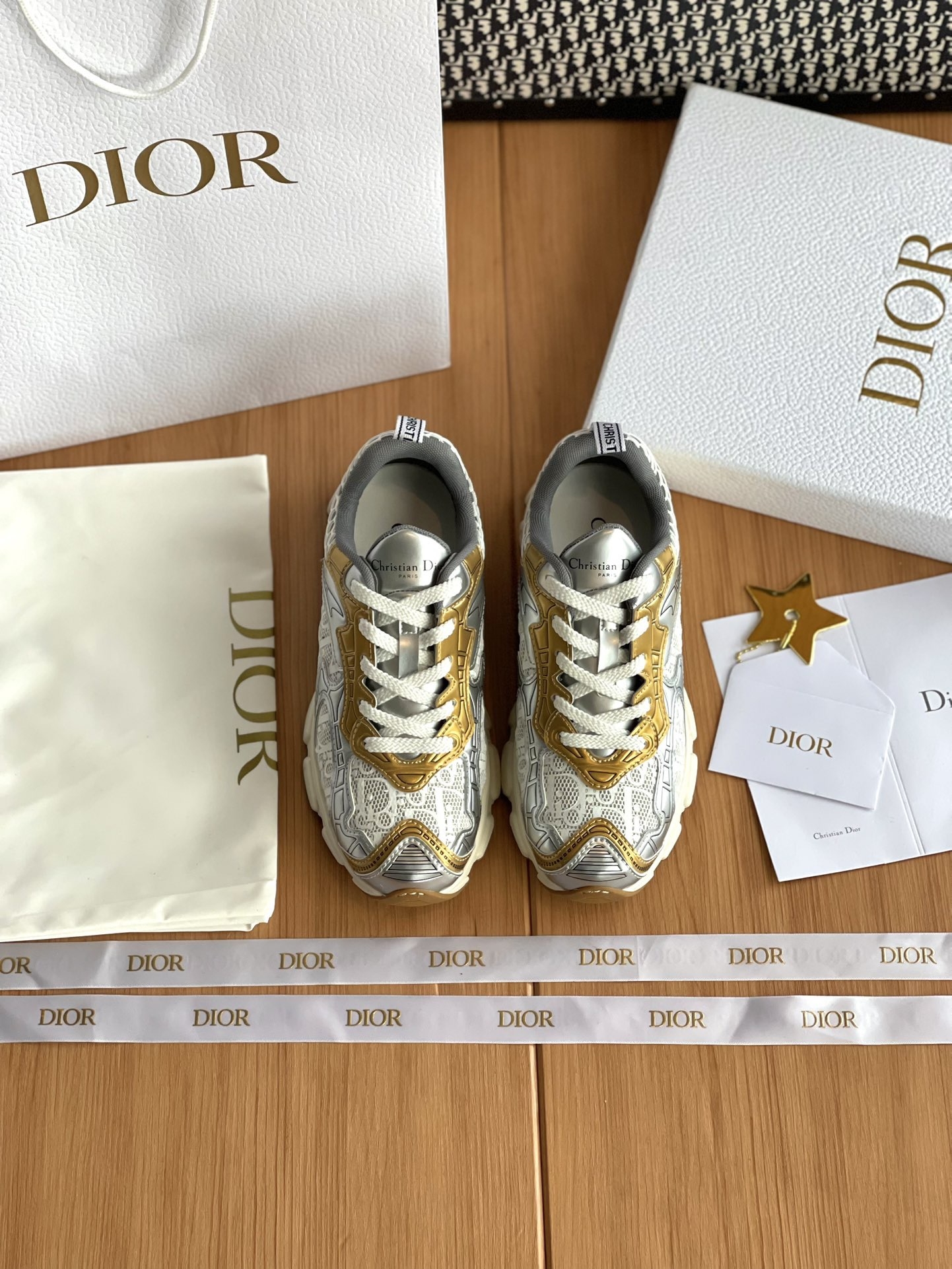 디올 바이브 스니커즈