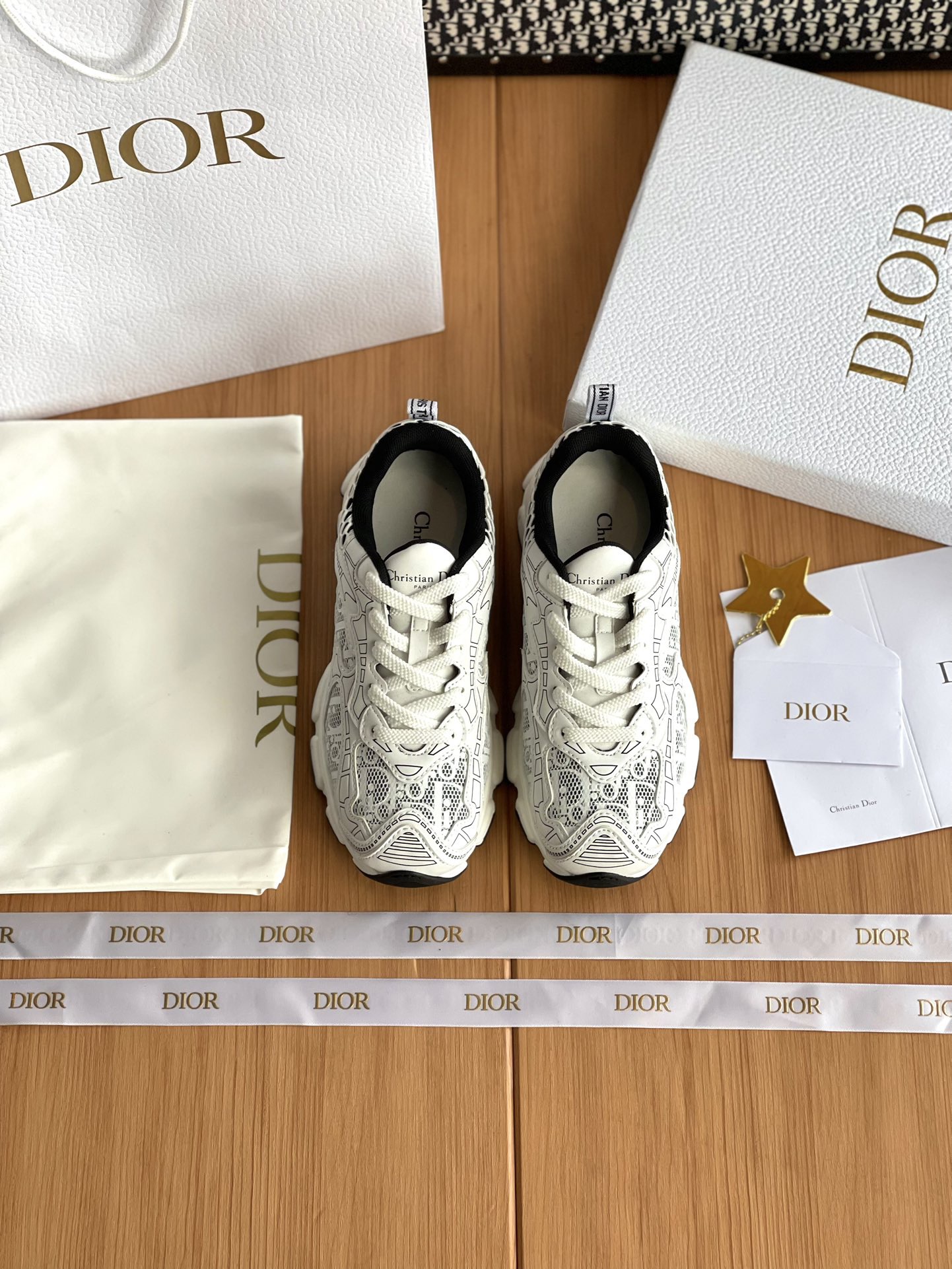 디올 바이브 스니커즈