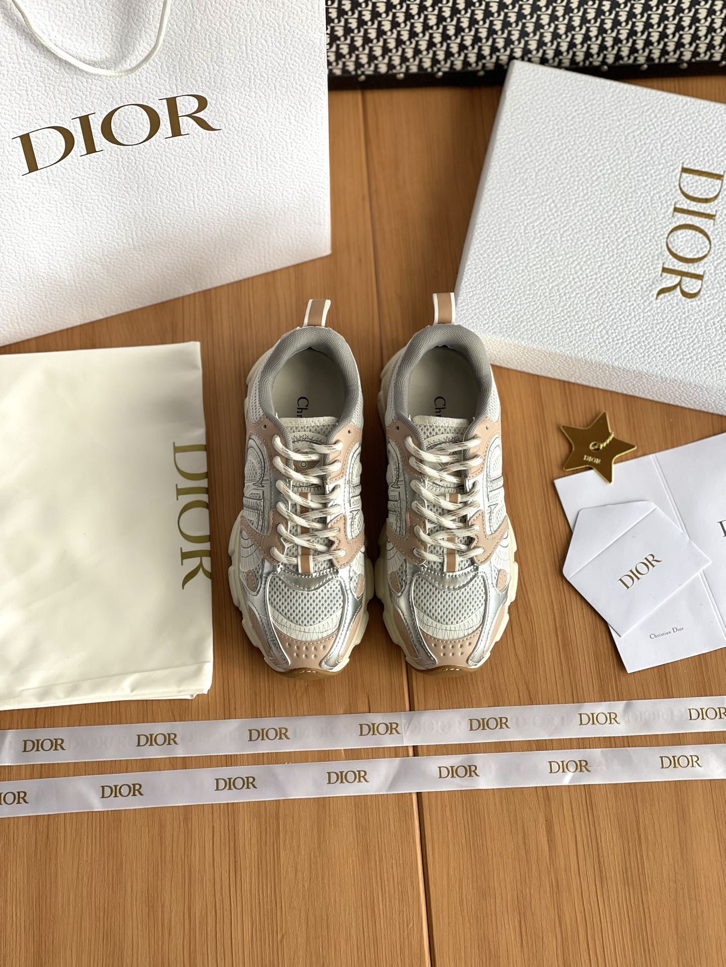 디올 크로노 스니커즈