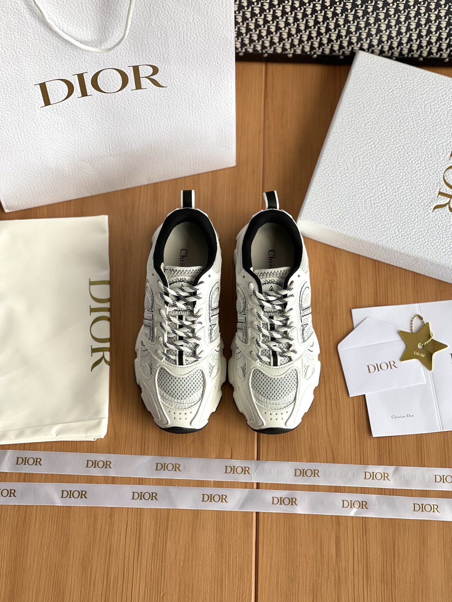 디올 크로노 스니커즈