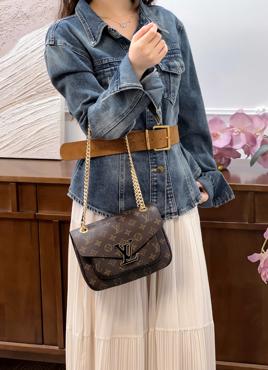 루이비통 파시 모노그램 체인 숄더백