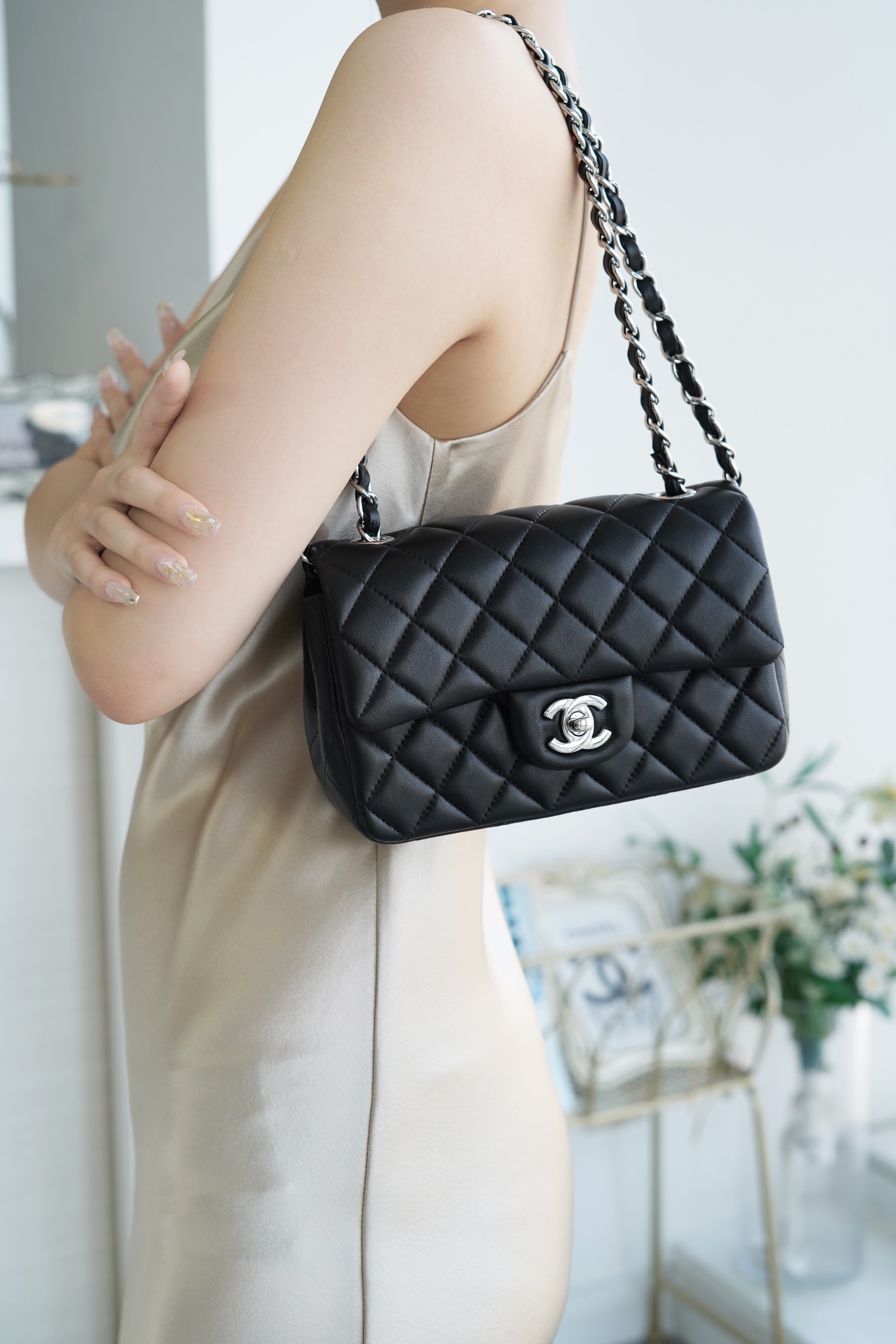 샤넬 클래식 미니 플랩 백 블랙은장