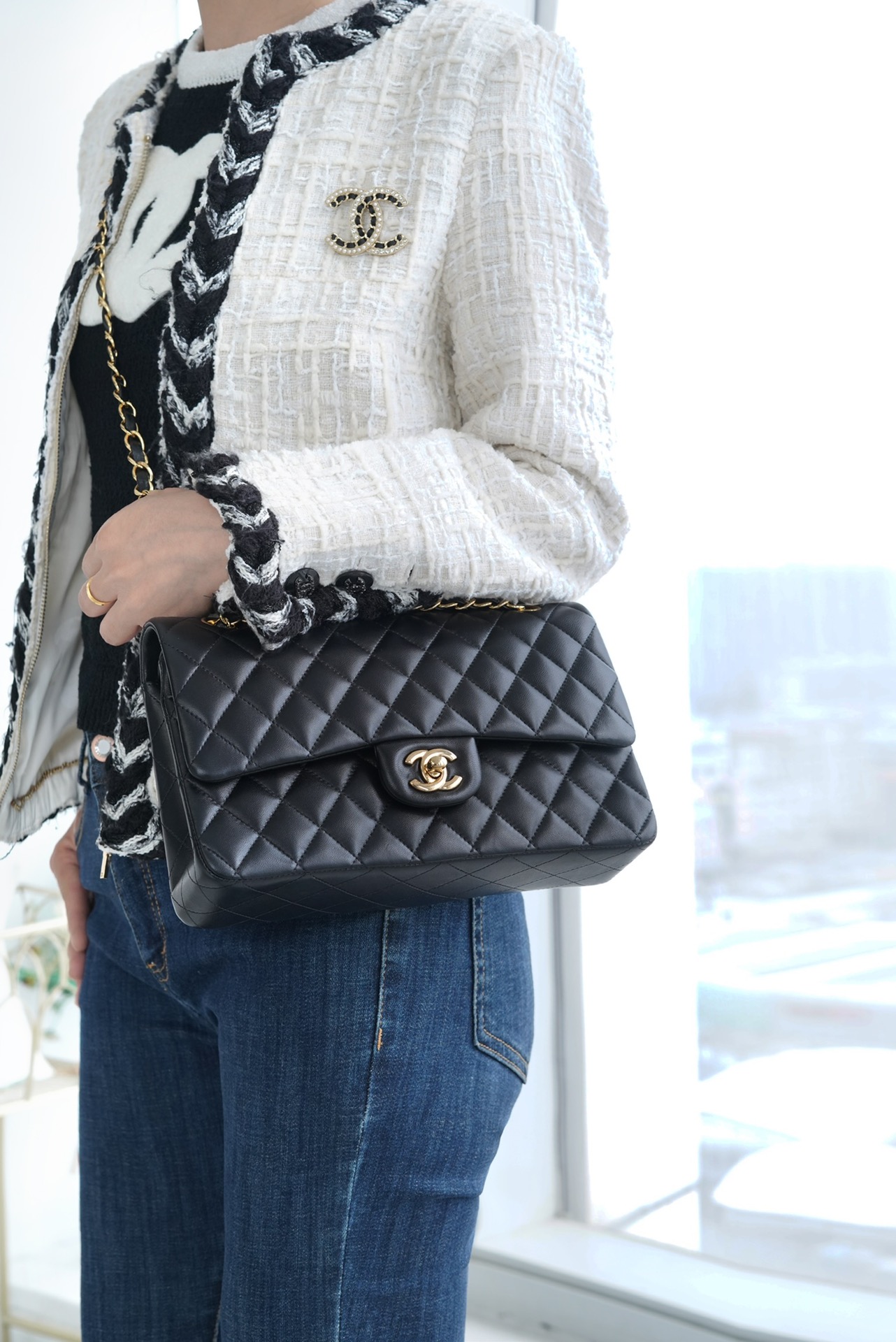 샤넬 클래식 미듐 플랩백 블랙금장