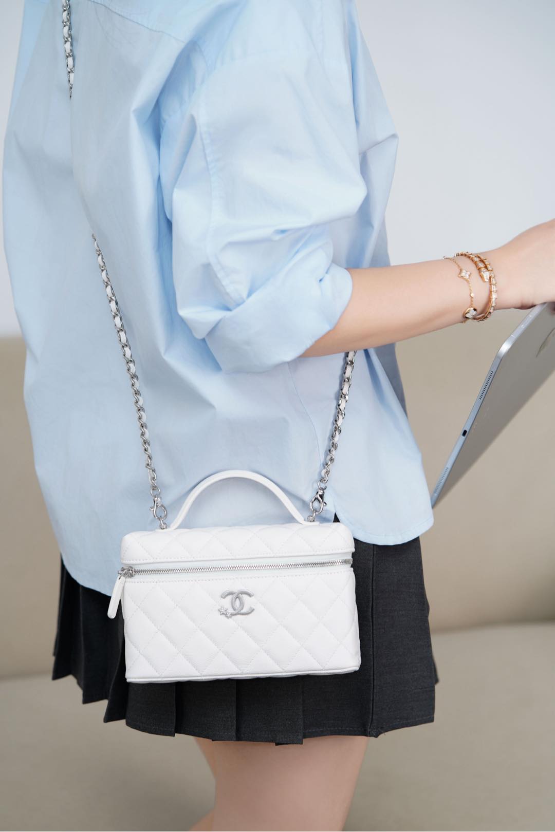 샤넬 23B 체인 코스메틱 케이스