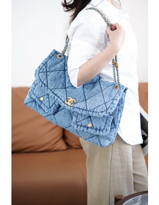 샤넬 워시드 데님 맥시 플랩 백