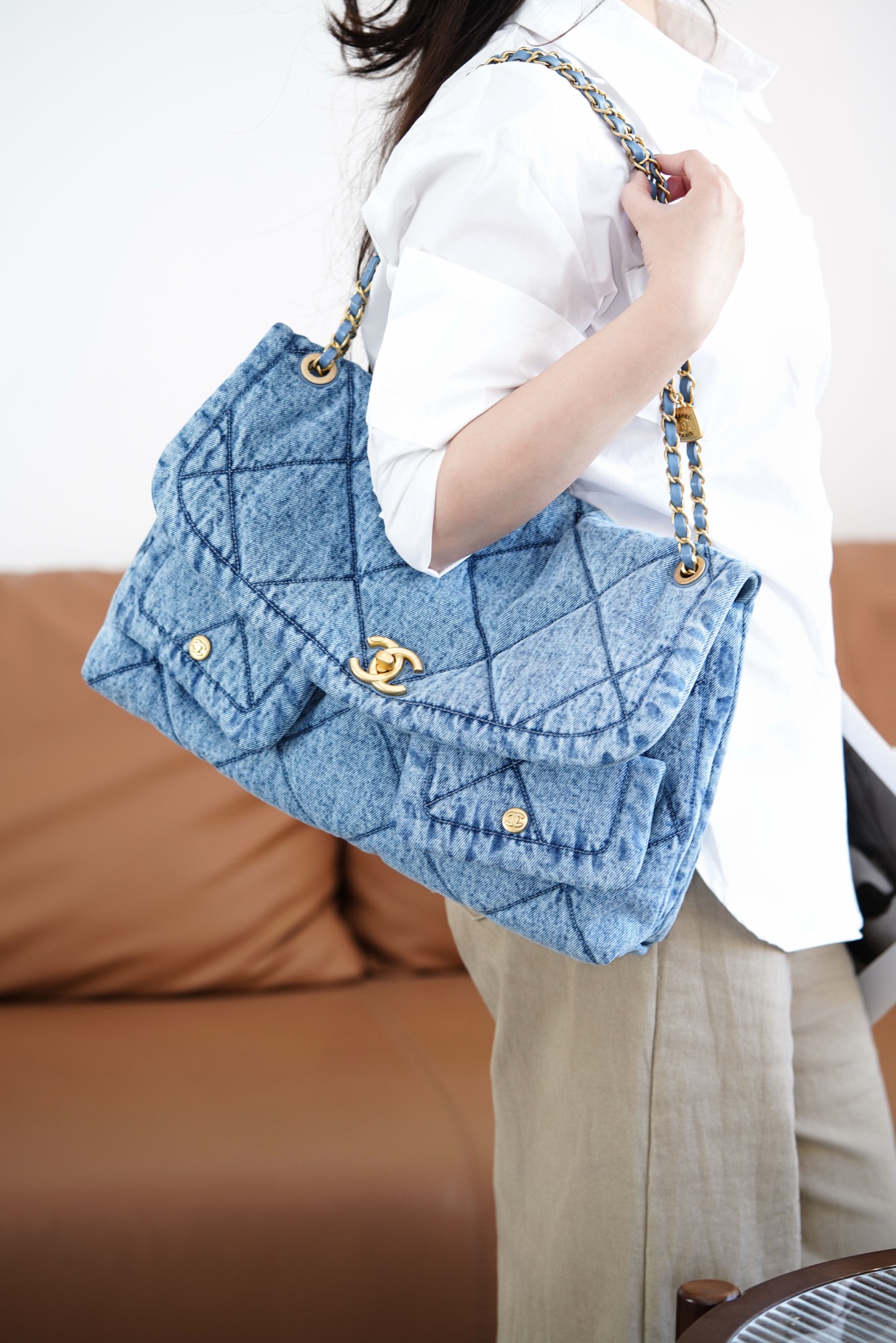 샤넬 워시드 데님 맥시 플랩 백