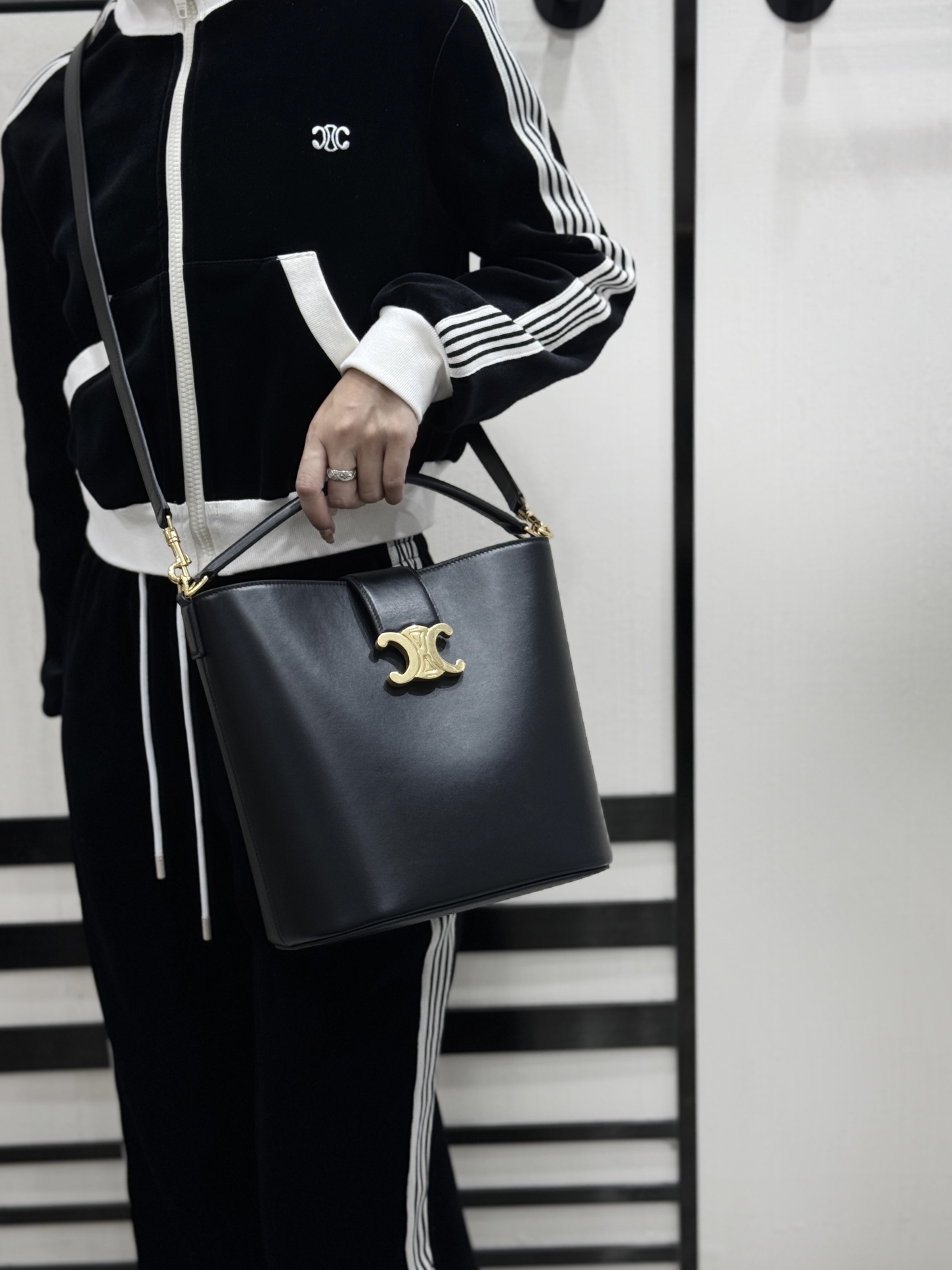 셀린느 미디움 루이스 버킷 백