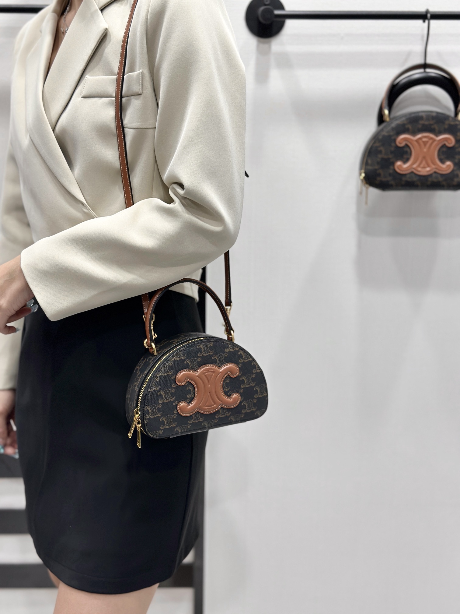 셀린느 하프 문 케이스