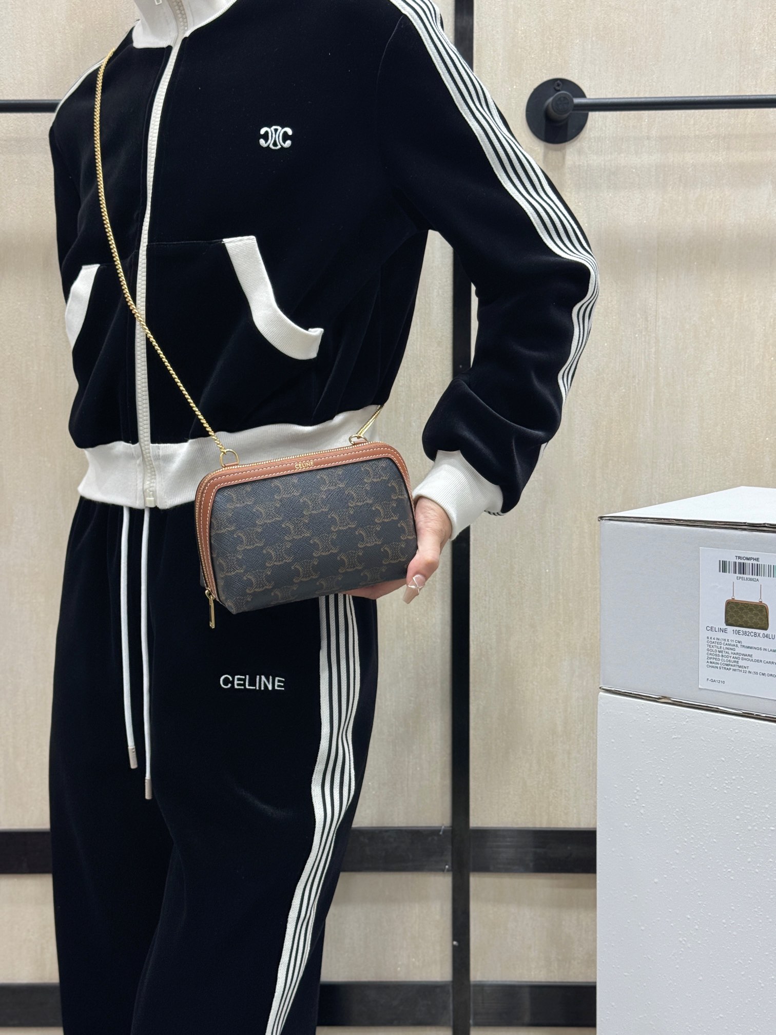 셀린느 클러치 온 체인