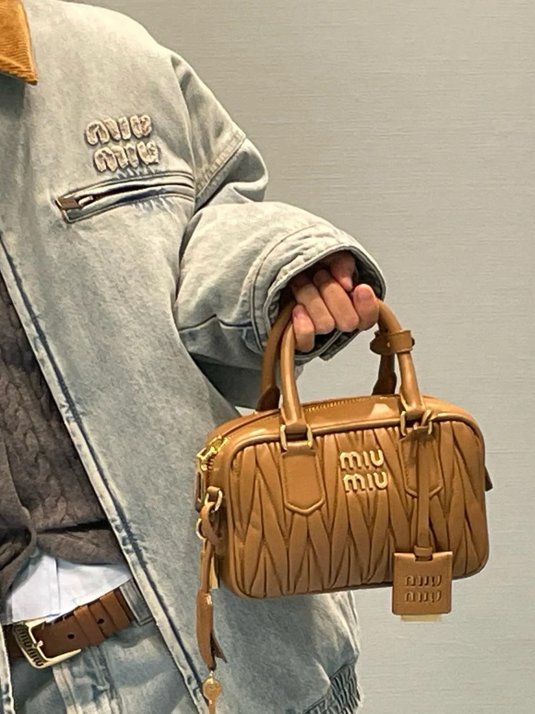 미우미우 아르카디 마테라쎄 나파 가죽 백 스몰