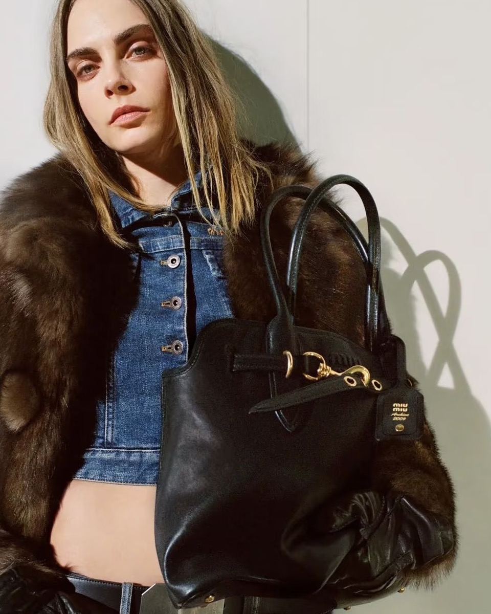 미우미우 아방뛰르 나파 가죽 백 라지