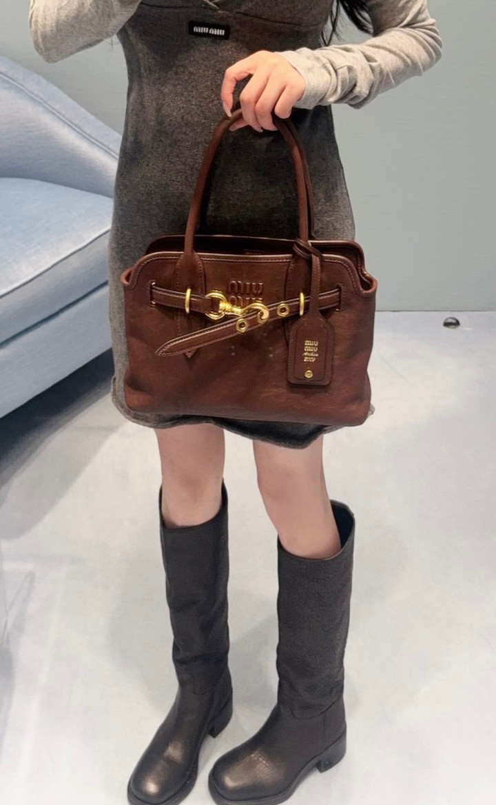 미우미우 아방뛰르 나파 가죽 백 미디움