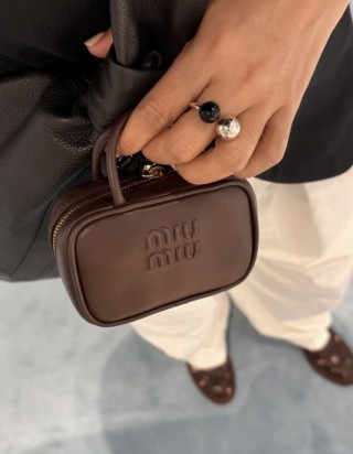 미우미우 레더 마이크로 보 백